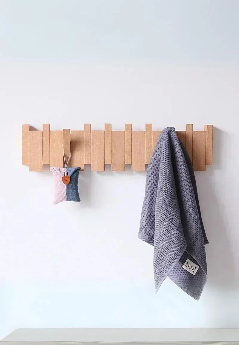 Porte manteau mural design en bois clair 4 patères