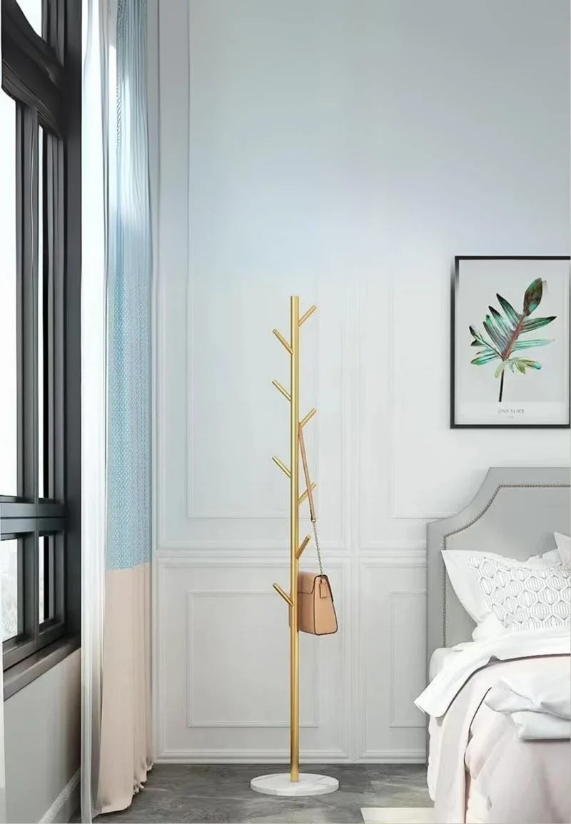 Porte manteau sur pied design arbre doré sur base blanche