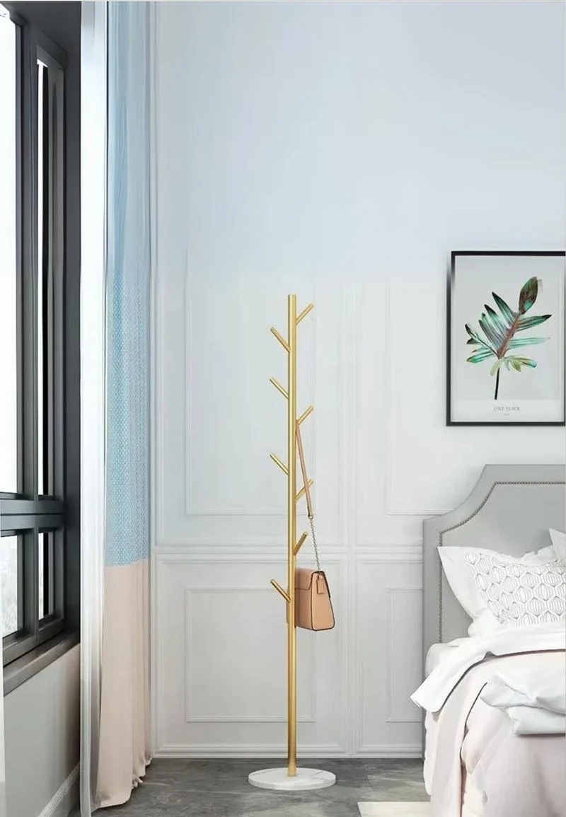 Porte manteau sur pied design arbre doré sur base blanche