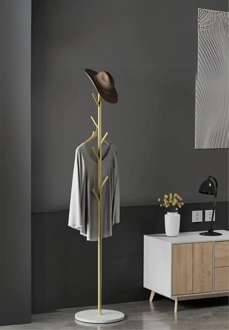 Porte manteau sur pied design arbre doré sur base blanche