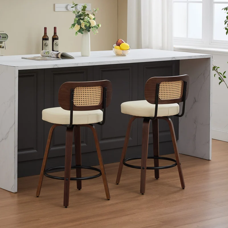 Lot de 2 tabourets PU beige et noyer, dossier en cannage rotin, pivotants, hauteur comptoir 26" PINNACLEIS