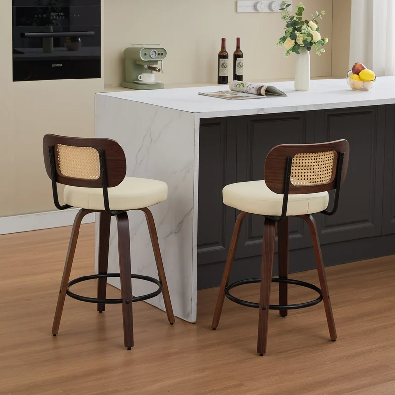 Lot de 2 tabourets PU beige et noyer, dossier en cannage rotin, pivotants, hauteur comptoir 26" PINNACLEIS