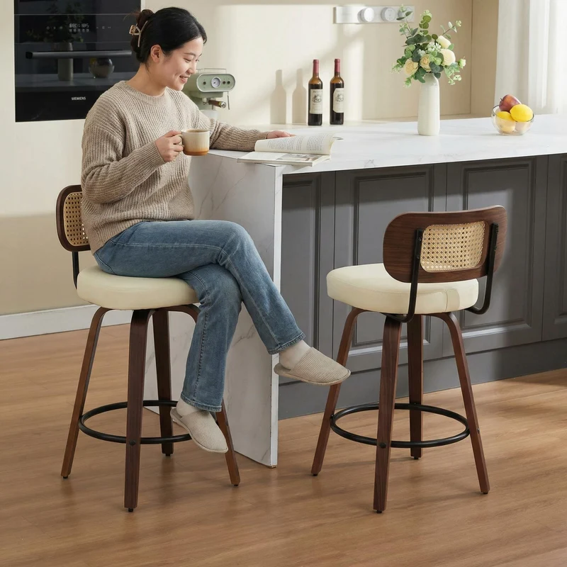 Lot de 2 tabourets PU beige et noyer, dossier en cannage rotin, pivotants, hauteur comptoir 26" PINNACLEIS