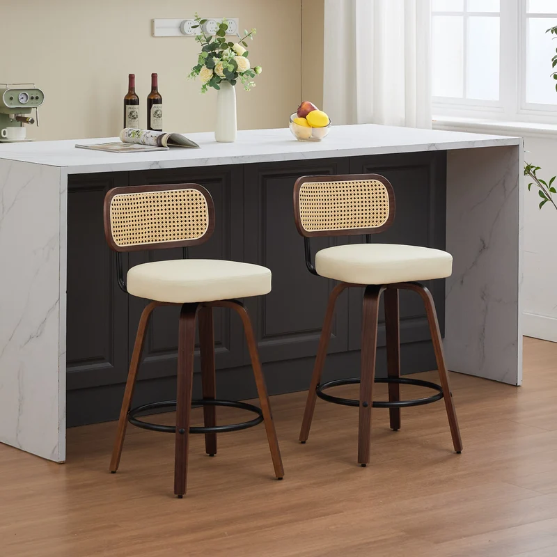 Lot de 2 tabourets PU beige et noyer, dossier en cannage rotin, pivotants, hauteur comptoir 26" PINNACLEIS