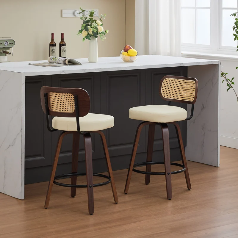 Lot de 2 tabourets PU beige et noyer, dossier en cannage rotin, pivotants, hauteur comptoir 26" PINNACLEIS