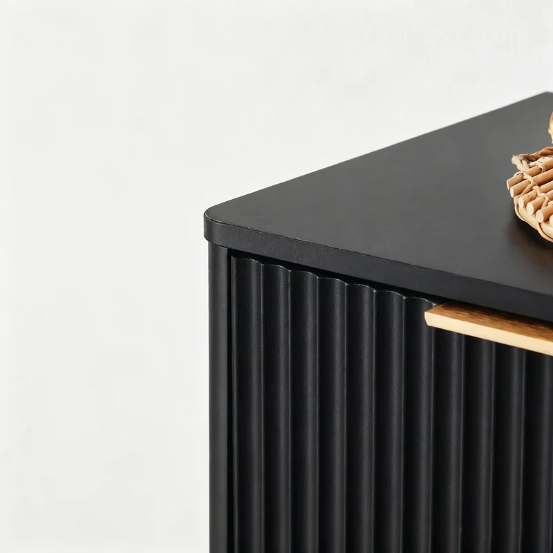 Buffet noir 4 portes façade ondulé et détails dorés 150x40x70,5cm VERTEXZYNTHYN