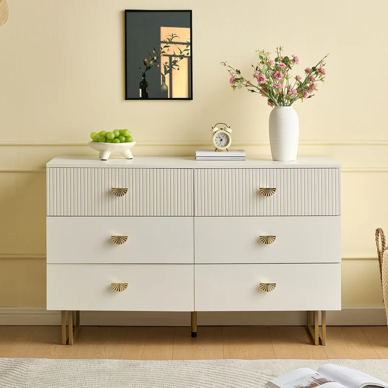 Buffet élégant crème à 6 tiroirs avec façades rainurées et poignées dorées - style contemporain ALTOCRYPT