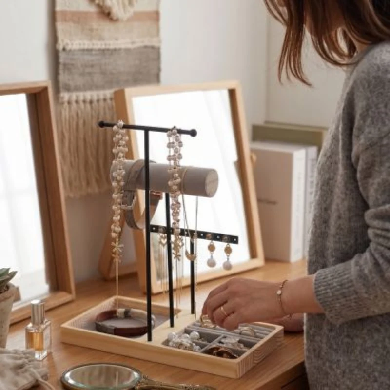 Porte bijoux en bois et métal pour organiser vos bijoux avec élégance – CleariaHome Liora