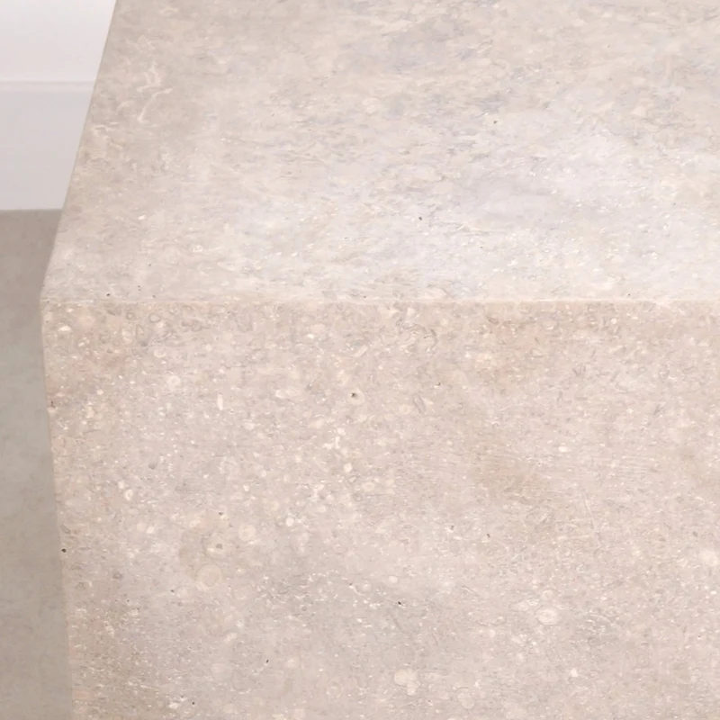 Petite table basse carrée en travertin 50 x 50 x 38cm