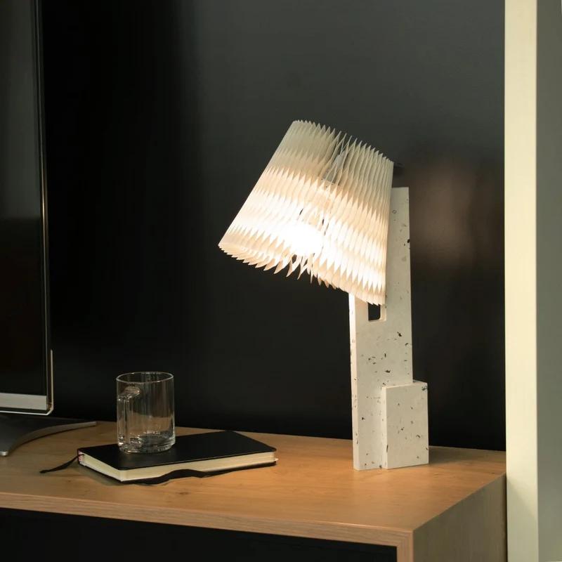 Lampe pied en plastique recyclé
