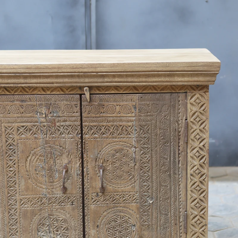 Buffet sculpté ancien — bois massif naturel 34.5×70×18"