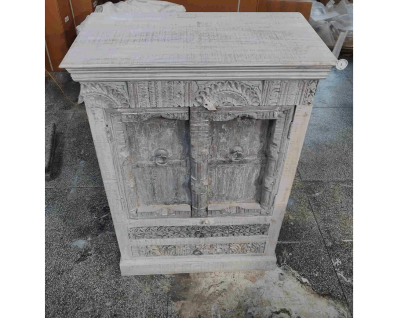 Armoire indienne ancienne en bois massif – patine claire