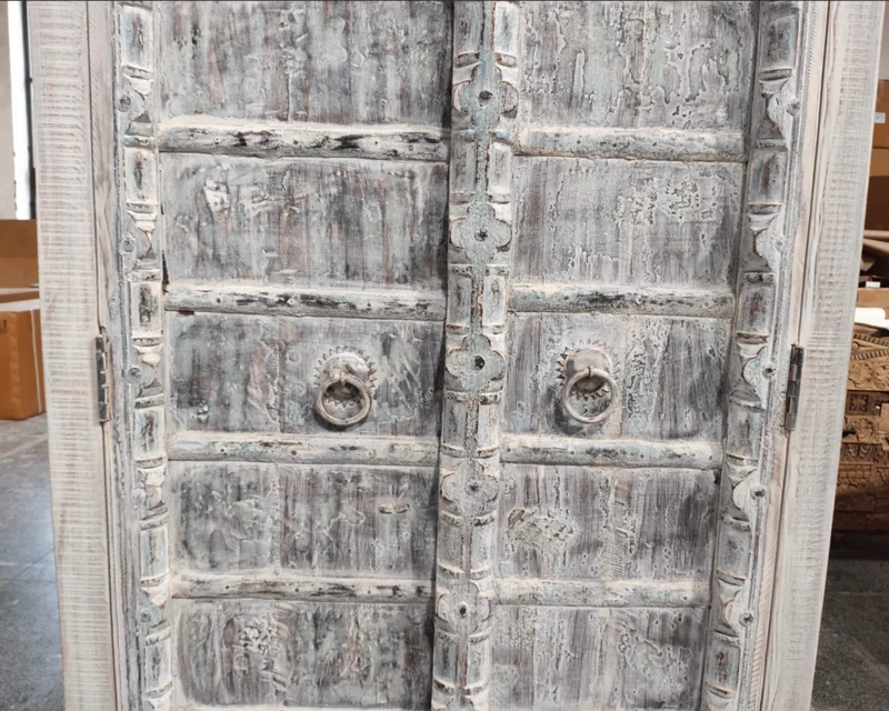 Armoire indienne ancienne en bois massif – patine claire