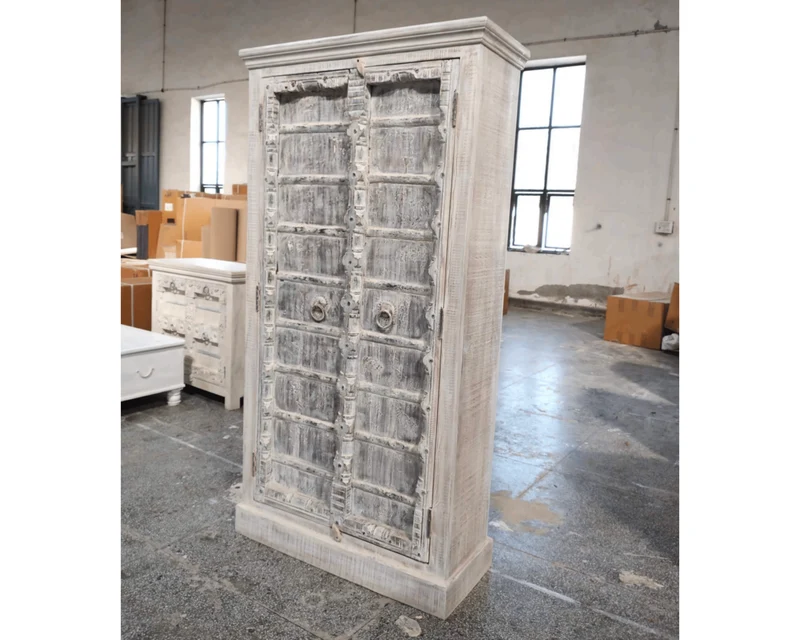 Armoire indienne ancienne en bois massif – patine claire