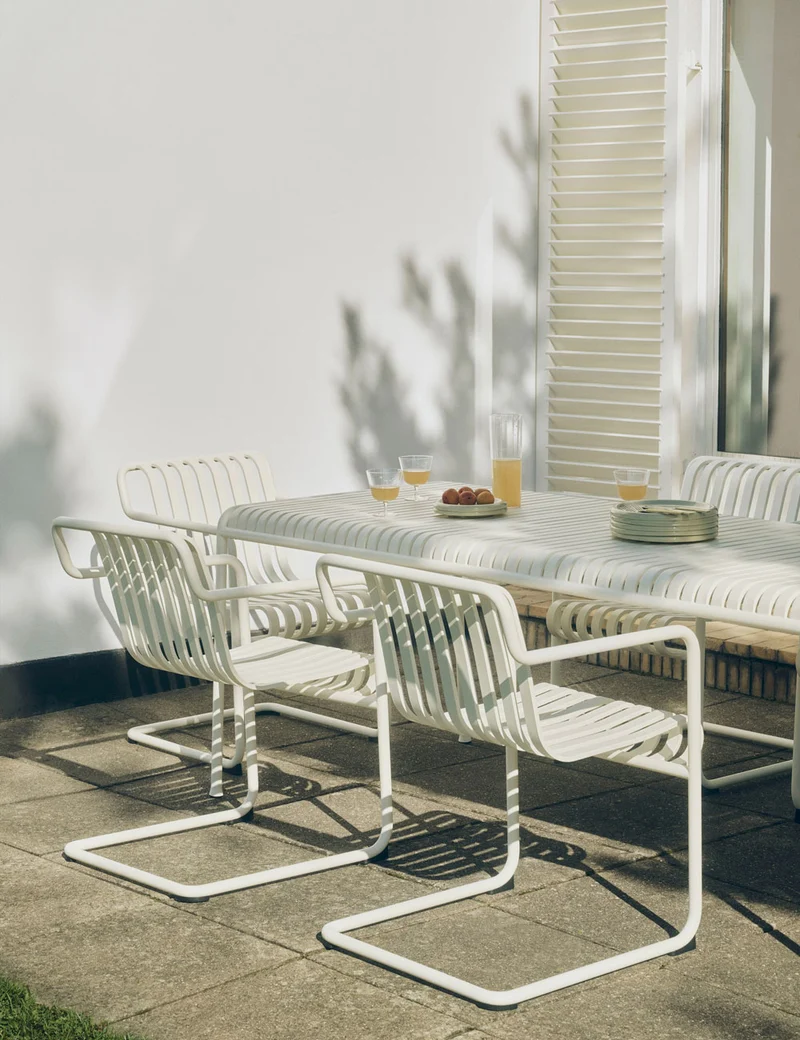 Palissade table 220