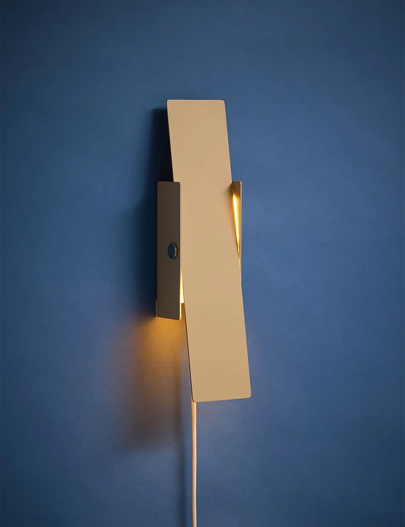 pivoting wall lamp