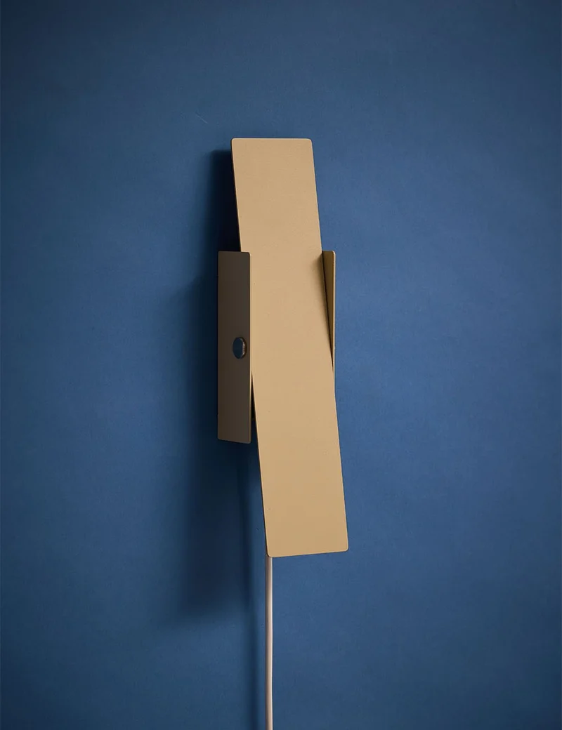 pivoting wall lamp