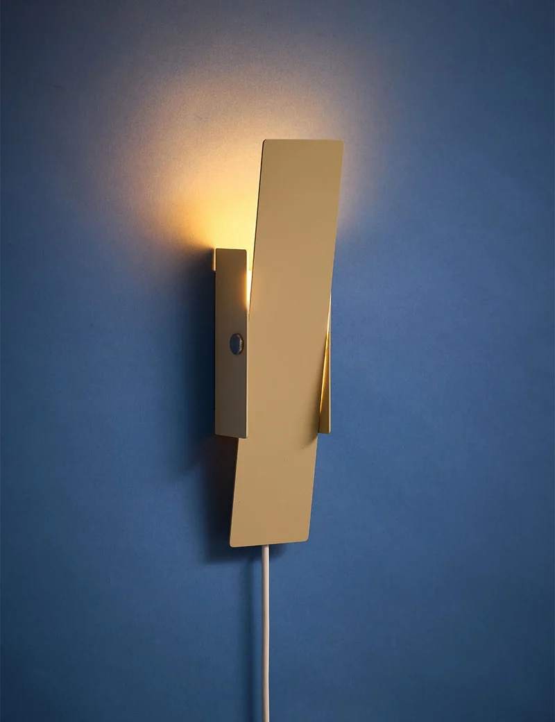 pivoting wall lamp