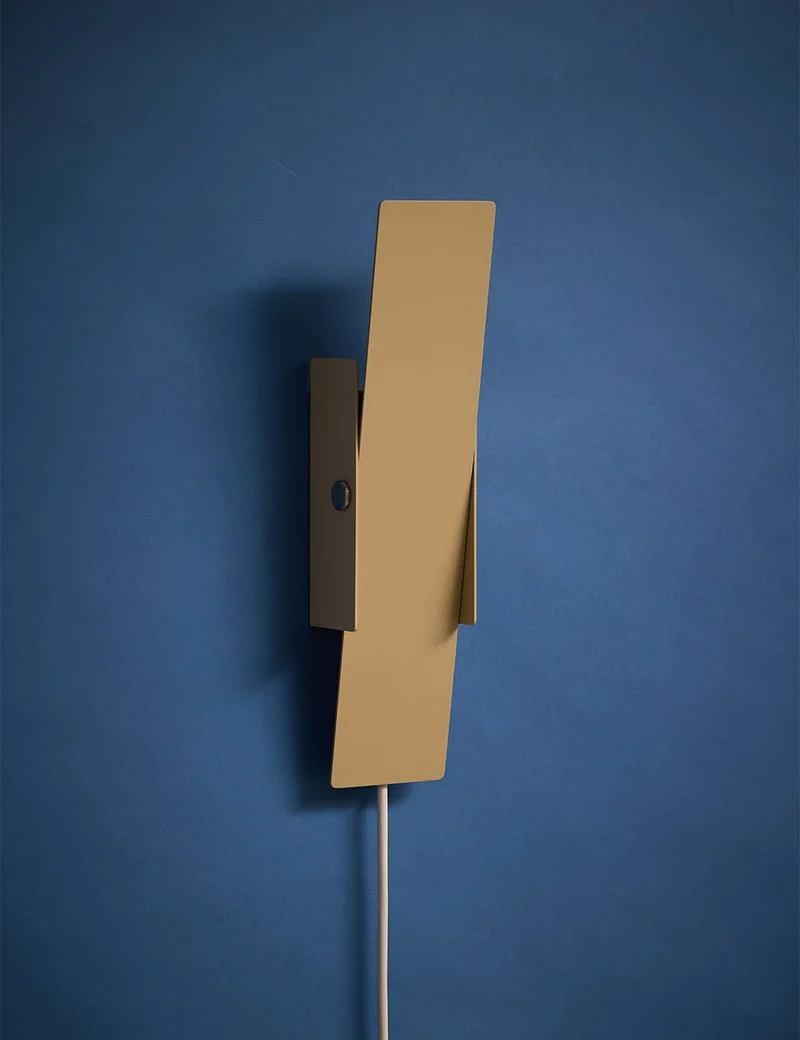 pivoting wall lamp