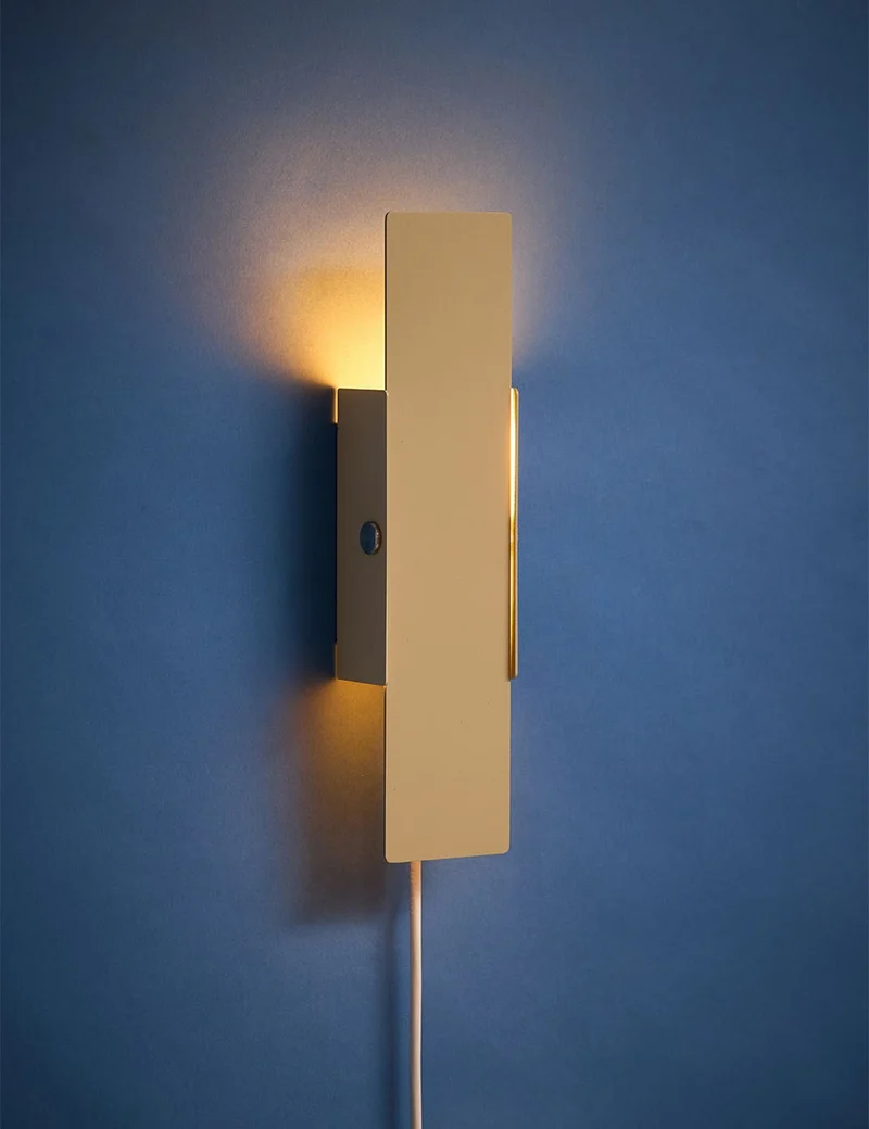 pivoting wall lamp