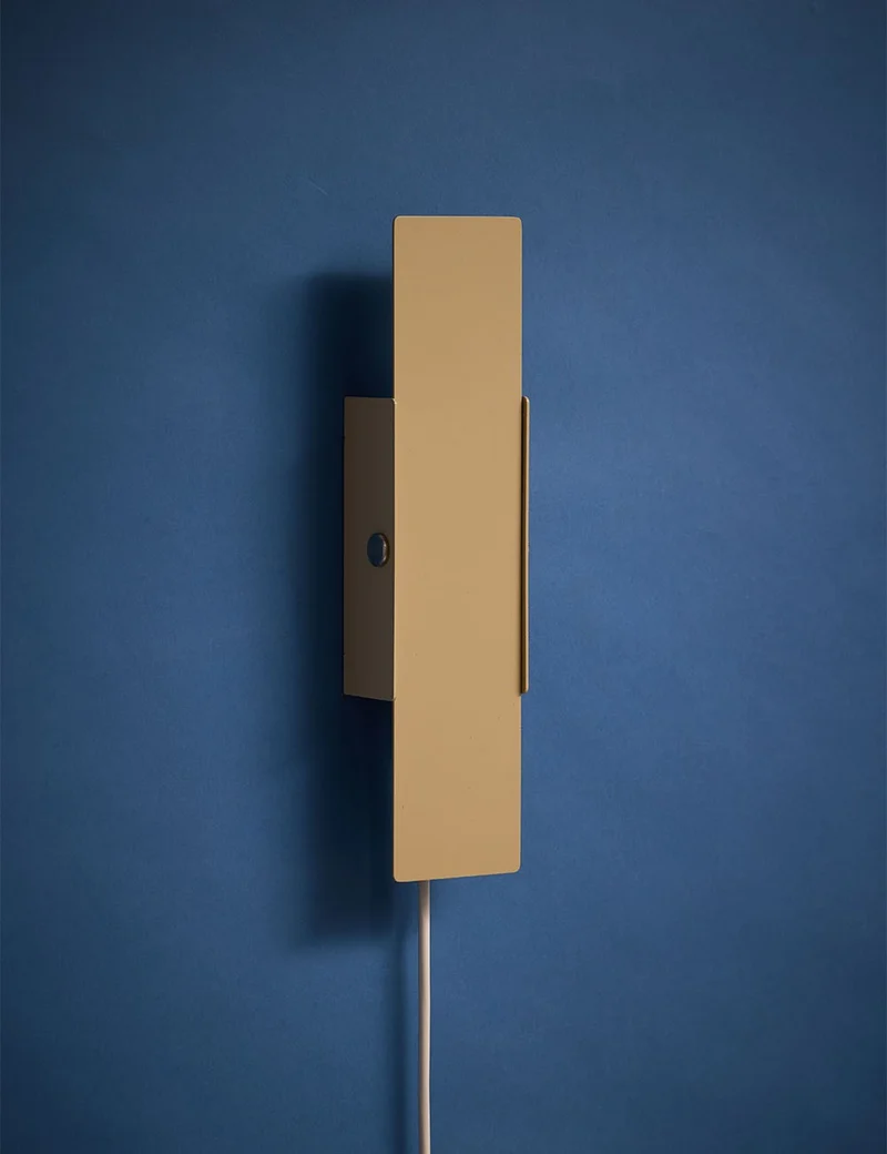 pivoting wall lamp