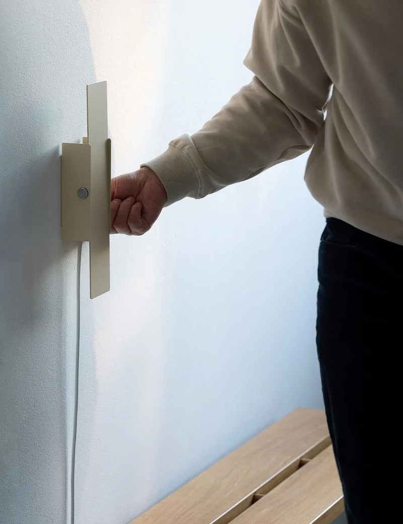 pivoting wall lamp