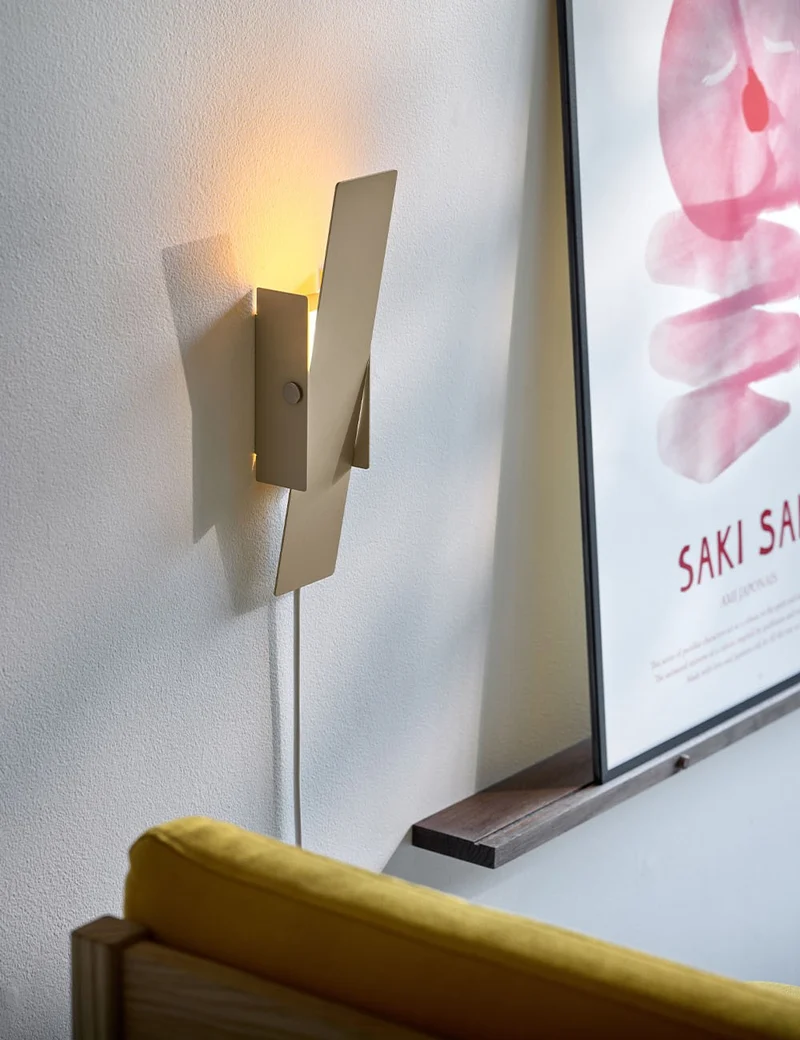 pivoting wall lamp