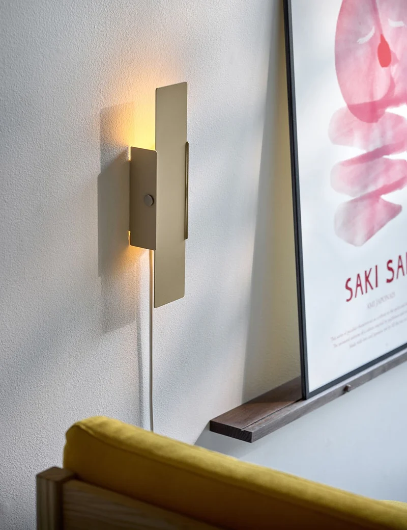 pivoting wall lamp