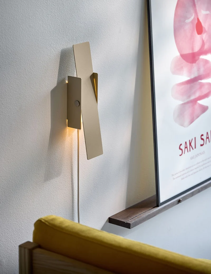 pivoting wall lamp