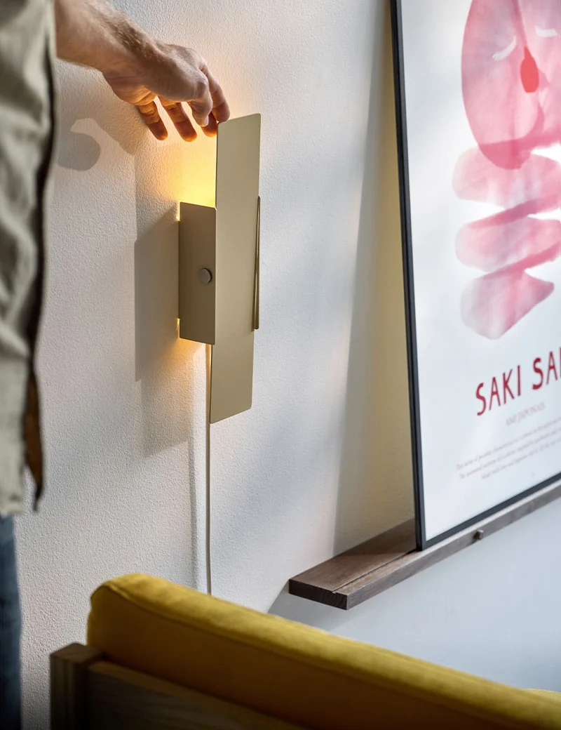 pivoting wall lamp