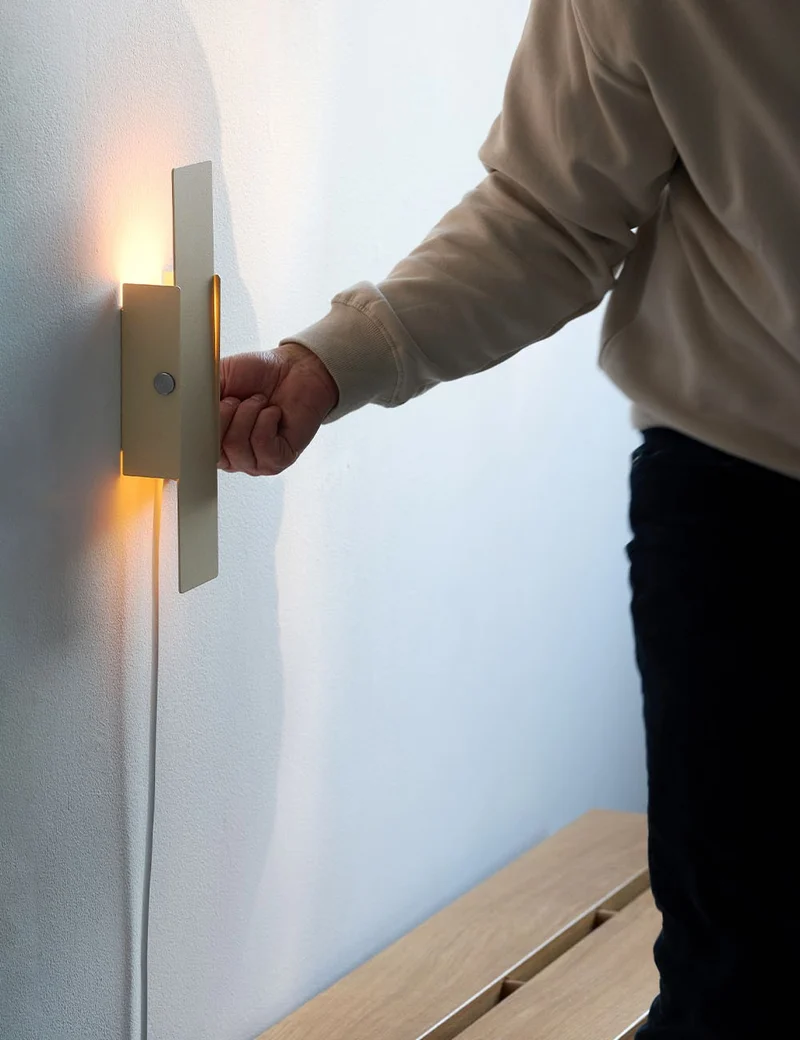 pivoting wall lamp