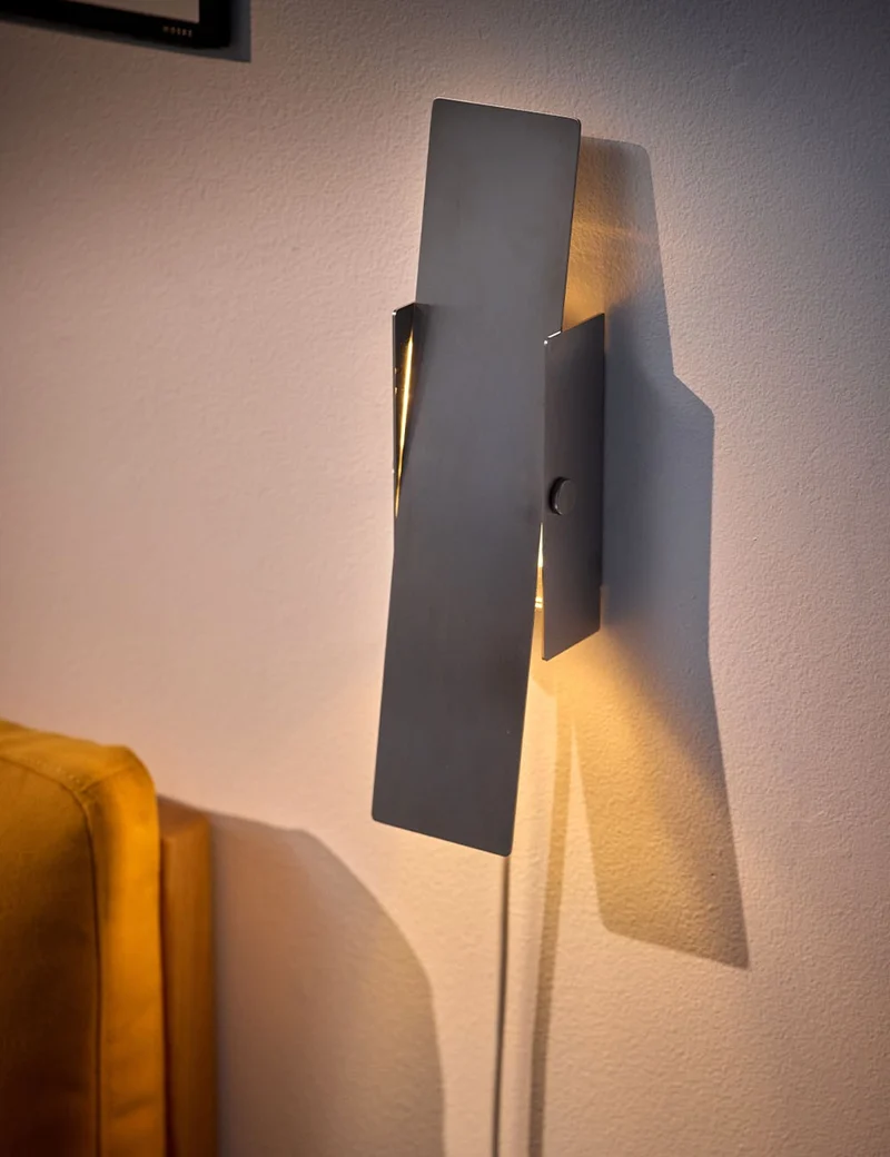 pivoting wall lamp