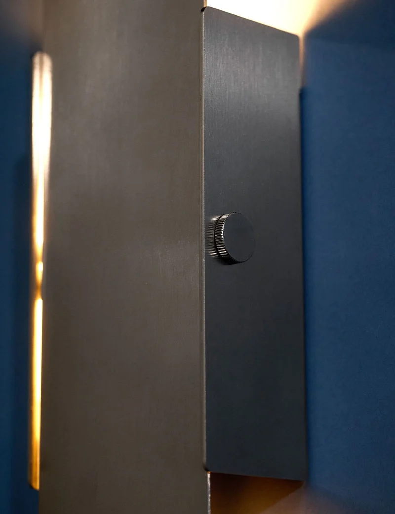 pivoting wall lamp