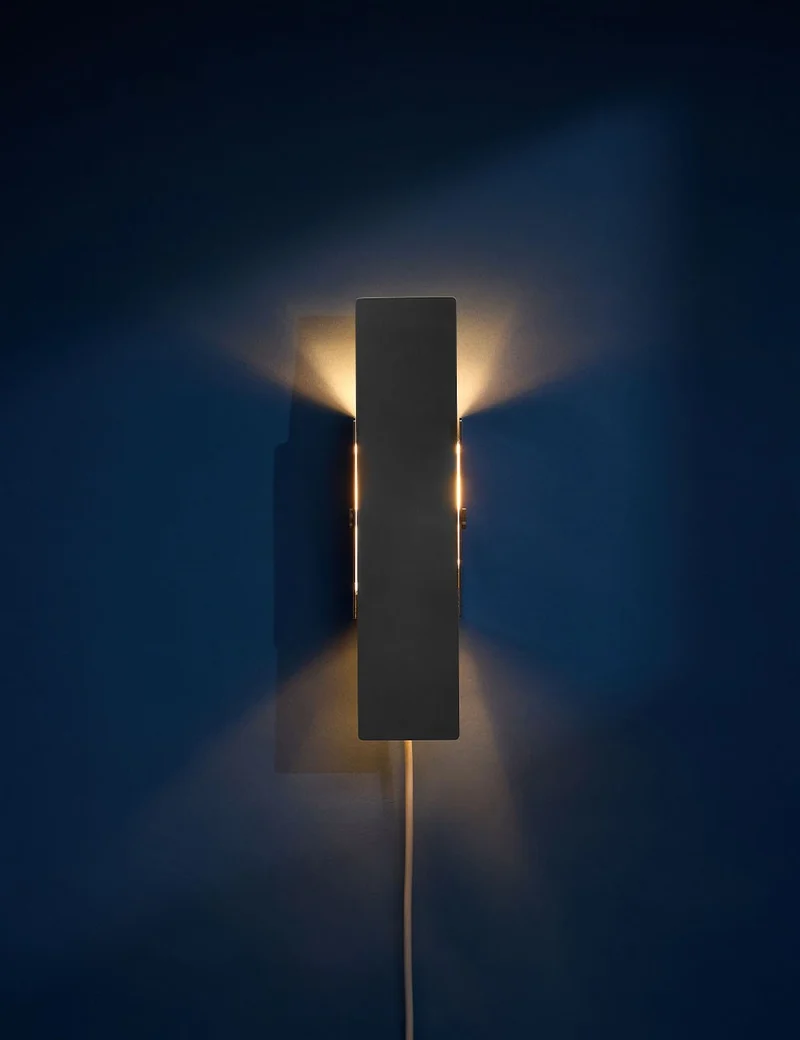 pivoting wall lamp