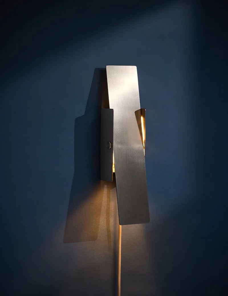 pivoting wall lamp
