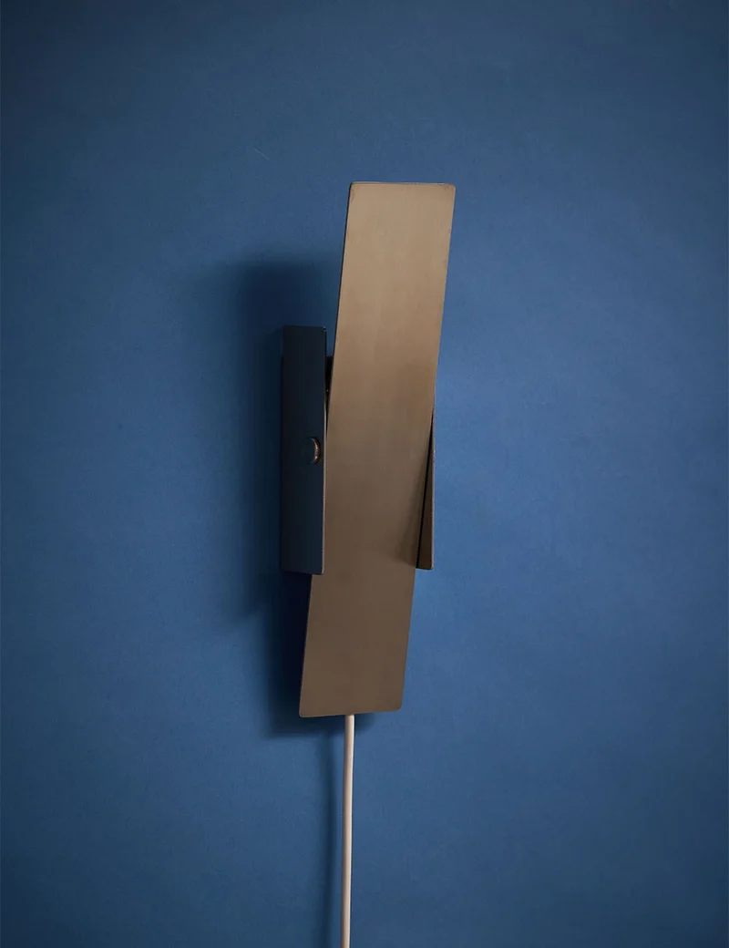 pivoting wall lamp
