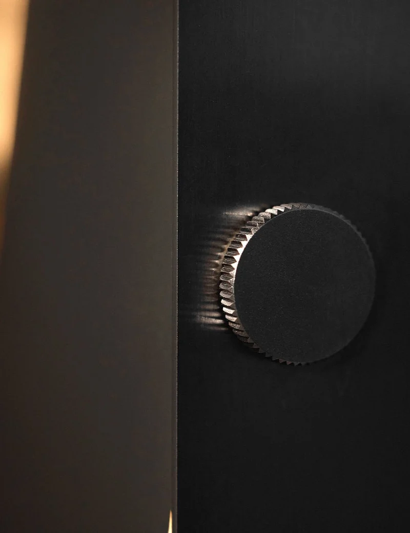 pivoting wall lamp