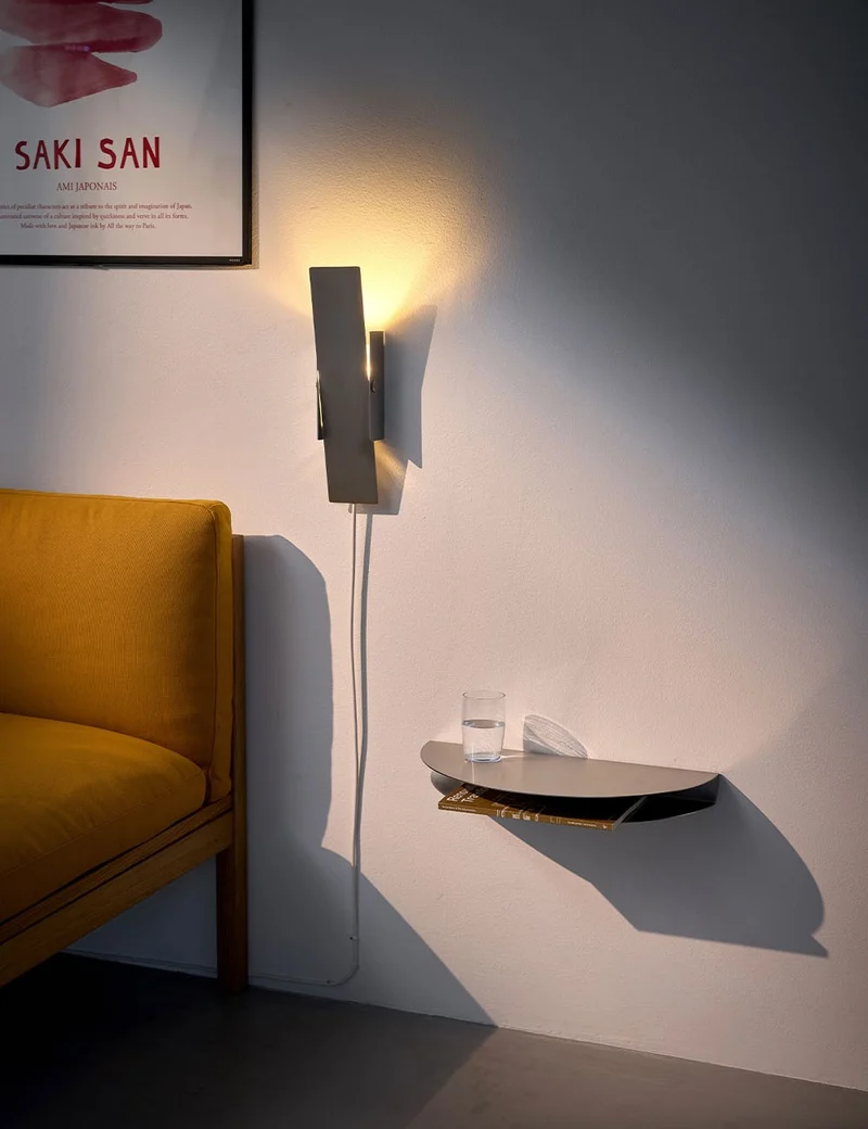 pivoting wall lamp