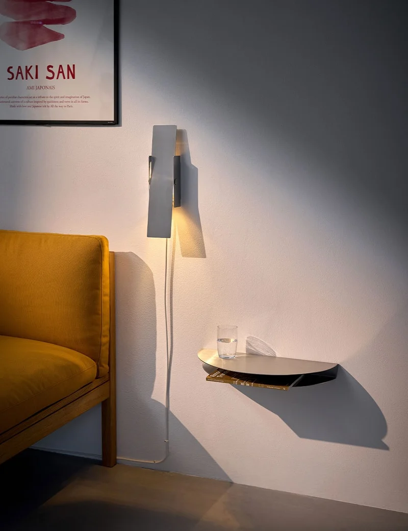 pivoting wall lamp
