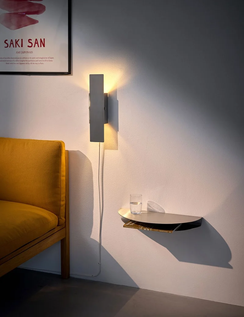 pivoting wall lamp