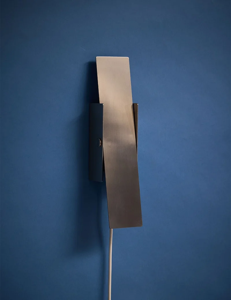 pivoting wall lamp