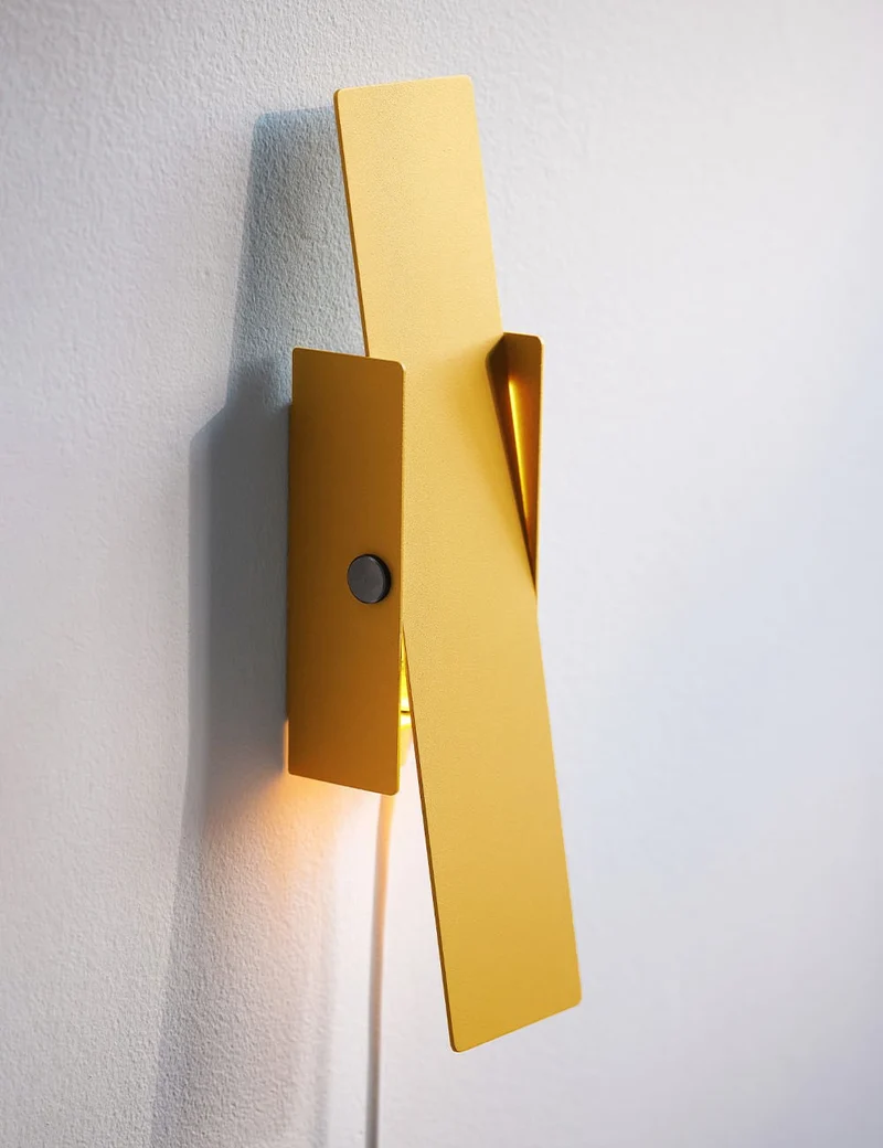 pivoting wall lamp