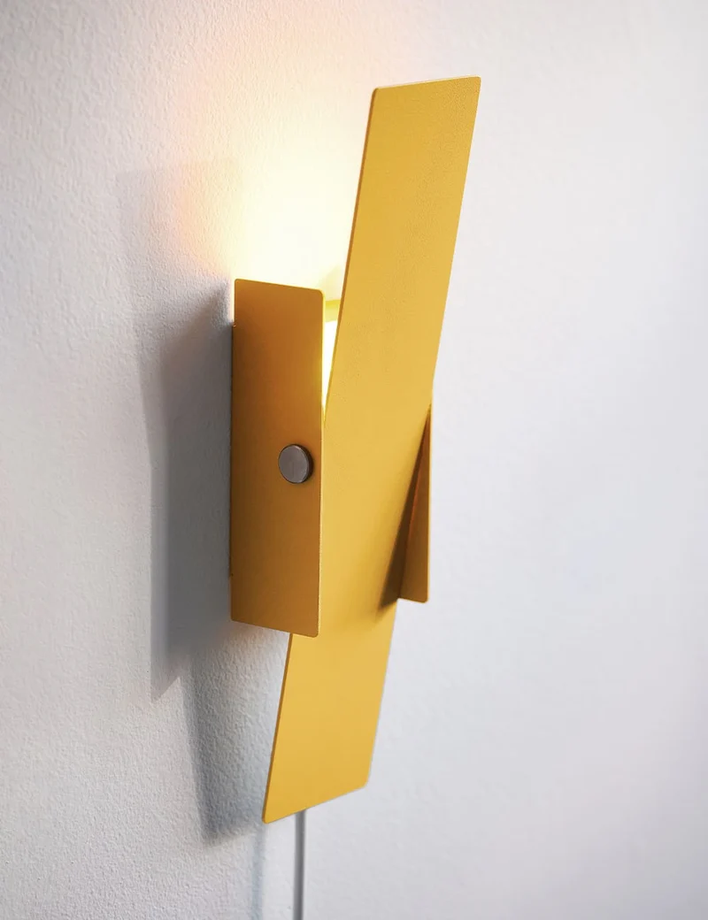 pivoting wall lamp