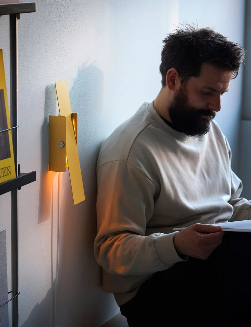 pivoting wall lamp
