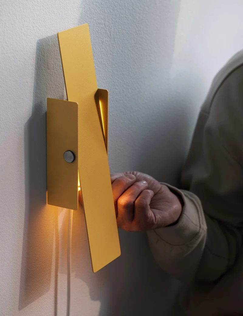 pivoting wall lamp