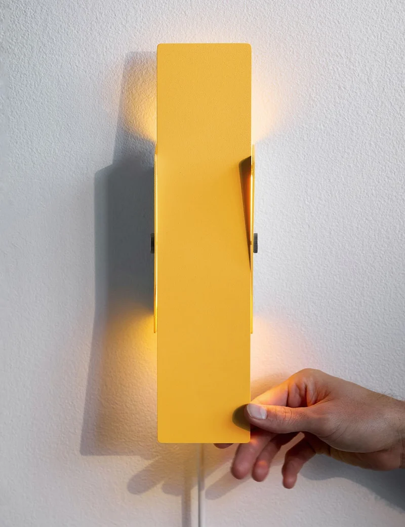 pivoting wall lamp