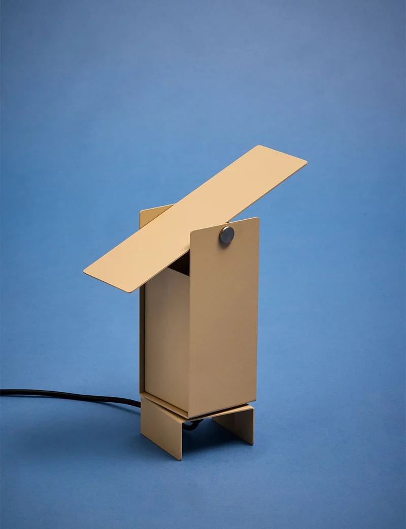 pivoting table lamp