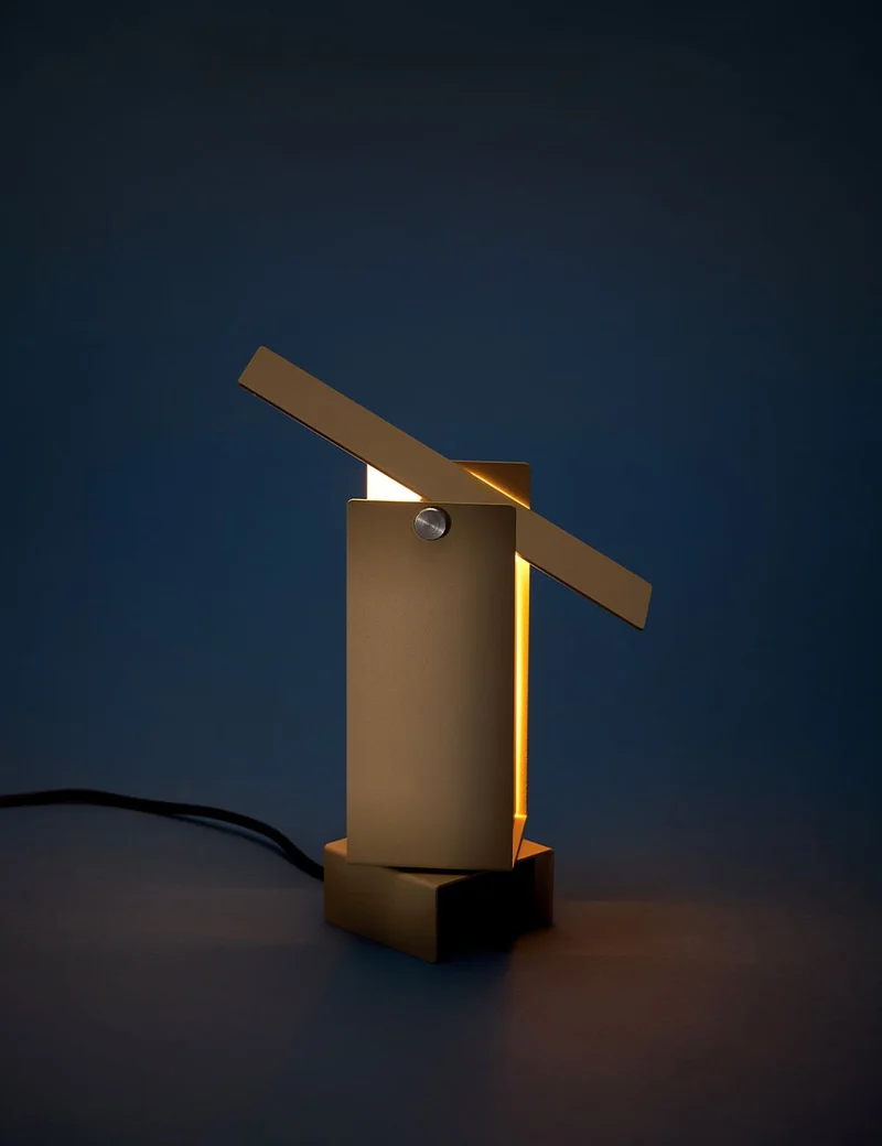 pivoting table lamp