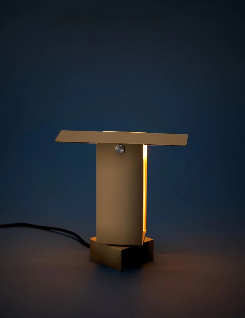 pivoting table lamp