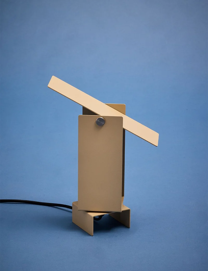pivoting table lamp